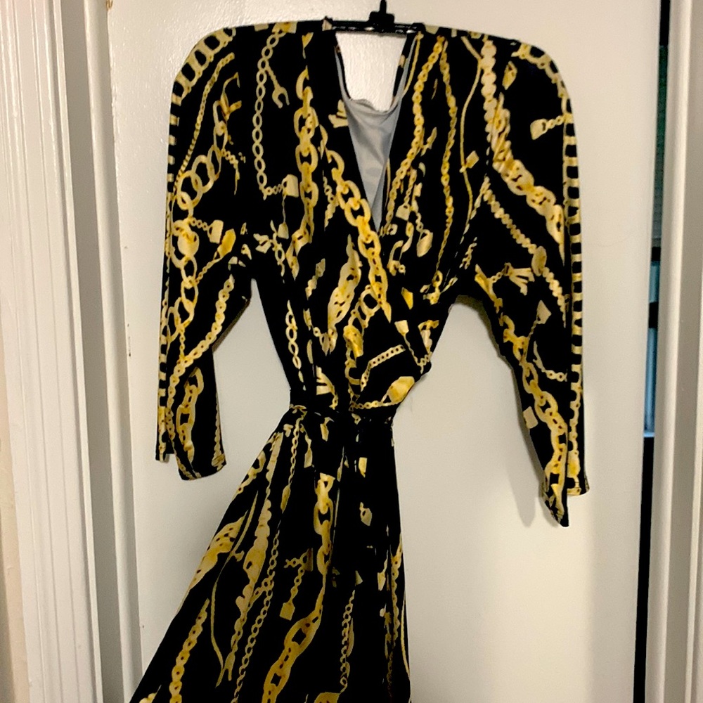 Free flowing, 3/4 length sleeves